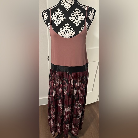 Xhilaration pleated floral midi dress - Picture 2 of 10